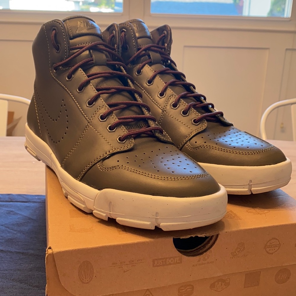 NIKE ROYALTNA MD PRM QS SIZE 12